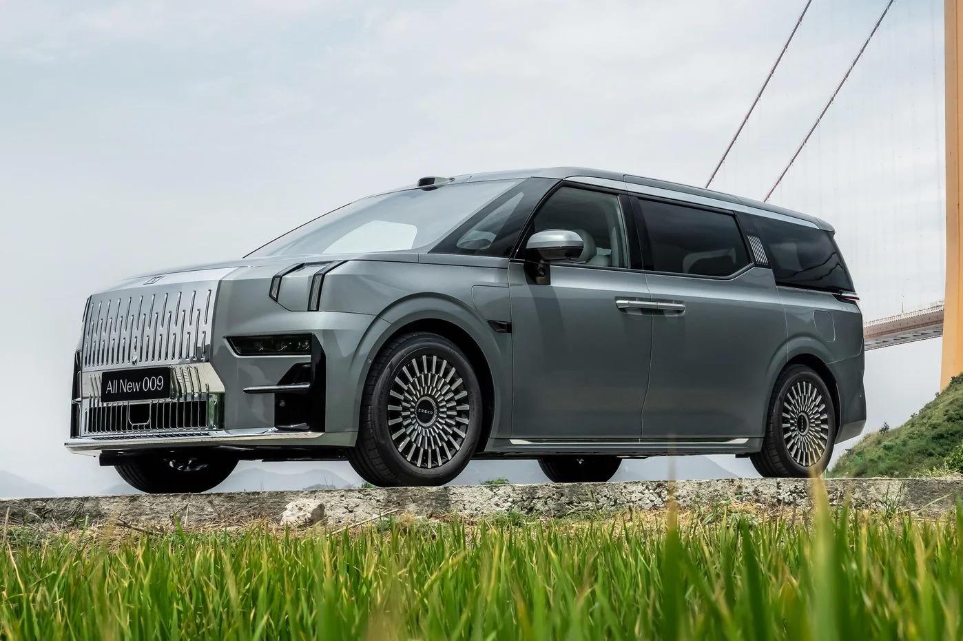 ZEEKR 009 VIP LOUNGE (2024) – 140 kWh / 612 CP / 6 Locuri – DISPONIBIL LA COMANDĂ